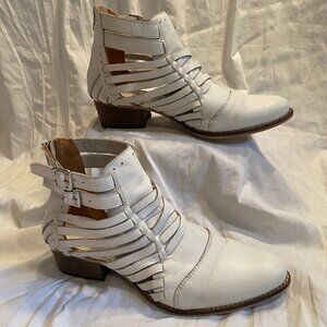 Festival White Leather Midi ankle boot size 9 Shoe Cult By Nasty Gal